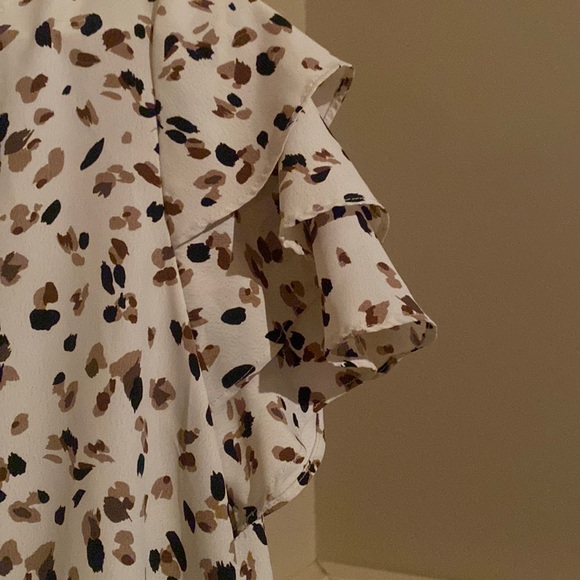 A medium, polyester, Doe and Rae dress shirt with V-neck and ruffled sleeves - Picture 4 of 6